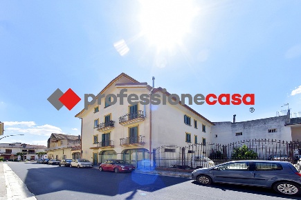 Foto Negozio in Via Alessandro Volta 9, Portico di Caserta Centro di 135 m²