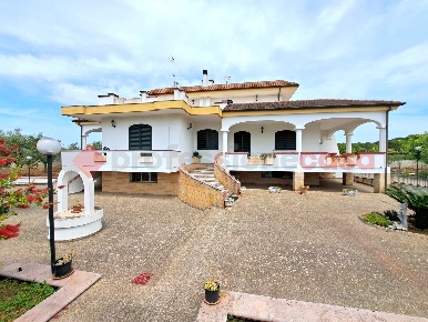 Foto Villa unifamiliare in rose marine, Surano di 243 m² con 6 locali