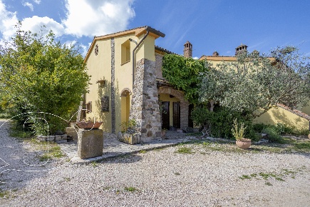 Foto Villa a schiera in Via Quadro 12, Todi di 70 m² con 3 locali