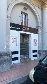 Foto Negozio in Piazza Vittorio Emanuele 55, Aversa di 110 m² in affitto
