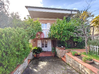Foto Casa indipendente in Via del Pino 32, Livorno di 200 m² con 7 locali