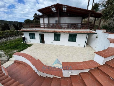 Foto Villa unifamiliare a Pozzuoli Lucrino di 130 m² con 3 locali