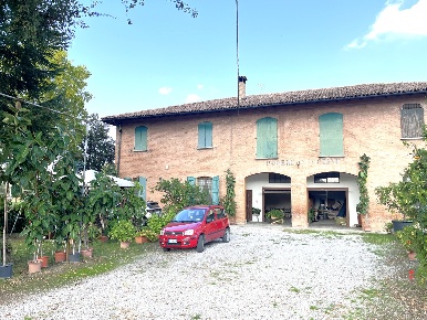 Foto Casa indipendente a Budrio di 680 m² con 15 locali in vendita