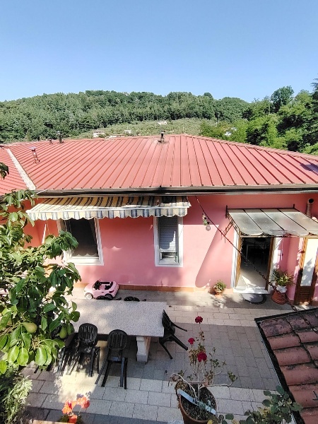 casa indipendente in vendita a Carrara in zona Centro Città