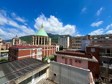 Foto Appartamento a Massa Centro di 105 m² con 5 locali in vendita