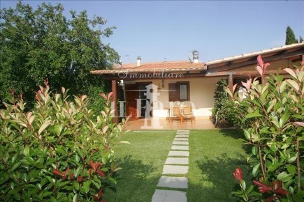 Foto Casa indipendente a Campi Bisenzio Santa Maria di 330 m² con 6 locali