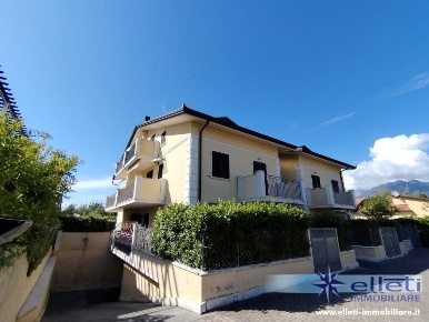 Foto Appartamento a Massa Marina di Massa Centro di 70 m² con 3 locali
