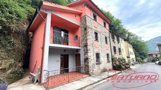 Foto Casa indipendente a Lucca Brancoleria di 150 m² con 5 locali