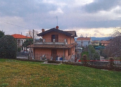 Foto Villa unifamiliare a Erba Centro di 191 m² con 9 locali in vendita