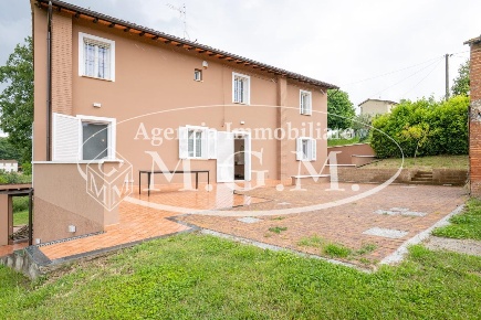 Foto Rustico a Santa Maria a Monte di 180 m² con 9 locali in vendita