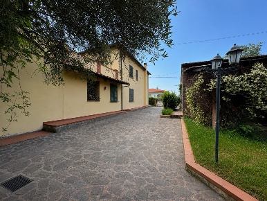 Foto Case semi ndipendenti a Larciano di 280 m² con 7 locali in vendita