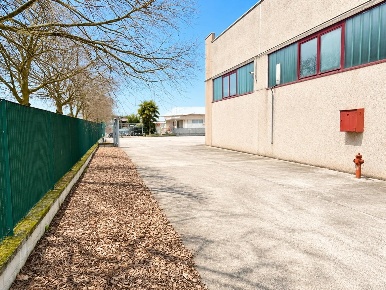 Foto Capannone industriale a Zeccone Centro di 585 m² con 1 locali