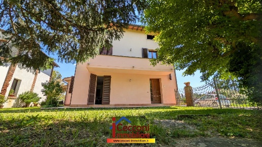 Foto Casa indipendente a Cerreto Guidi di 200 m² con 7 locali in vendita