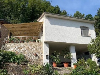 Foto Casa indipendente a Camaiore Camaiore Paese di 180 m² con 7 locali