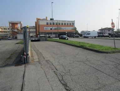 Foto Magazzino a Magenta Centro di 302 m² con 1 locali in vendita