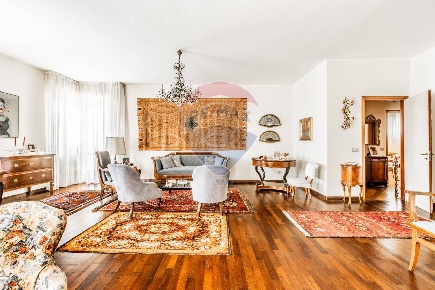 Foto Appartamento in VIA PALESTRO, Busto Arsizio di 183 m² con 5 locali