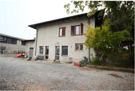 Foto Villa bifamiliare a Novedrate Centro di 132 m² con 4 locali in vendita