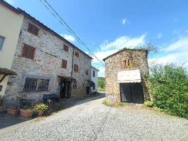 Foto Case semi ndipendenti a Capannori di 160 m² con 10 locali in vendita