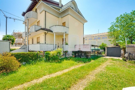 Foto Villa unifamiliare in Via Podgora, Cesano Maderno di 354 m² in vendita