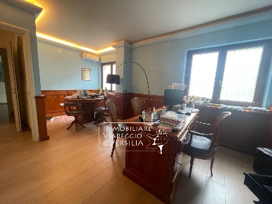 Foto Appartamento in via Cesare Battisti, Viareggio di 190 m² con 7 locali