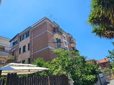 Foto Appartamento in Via serafino biffi, Roma di 90 m² con 4 locali