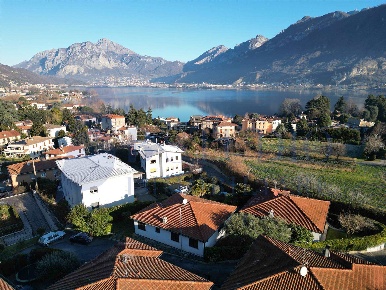 Foto Villa unifamiliare a Garlate di 202 m² con 5 locali in vendita