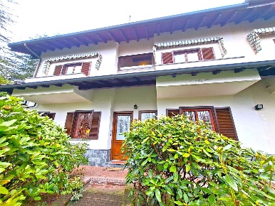 Foto Appartamento in via campagna, Oleggio Castello Centro di 310 m²