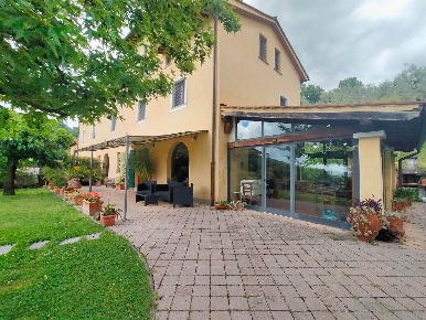 Foto Rustico a Pistoia Candeglia di 207 m² con 14 locali in vendita