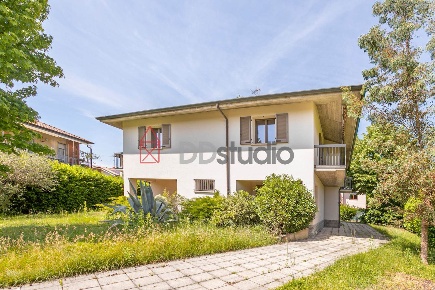 Foto Villa unifamiliare a Bergamo Longuelo di 220 m² con 5 locali