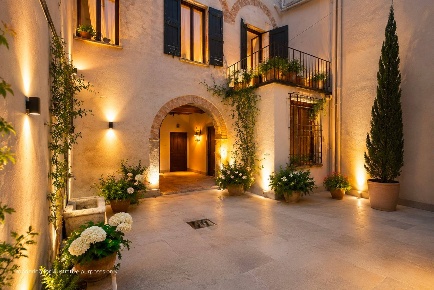 Foto Casa indipendente a Mantova Centro di 270 m² con 6 locali in vendita