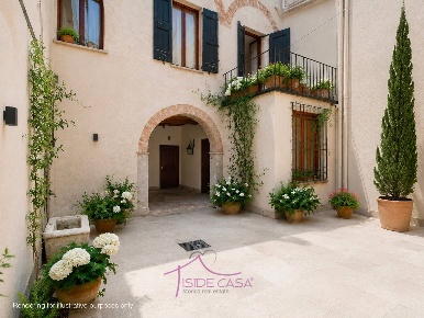 Foto Casa indipendente a Mantova Centro di 270 m² con 6 locali in vendita