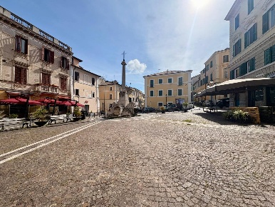 Foto Attività commerciale in piazza del popolo 6, Monterotondo di 35 m²