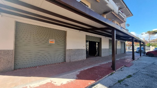 Foto Locale commerciale in Via Ticino 43, Ardea di 110 m² con 2 locali