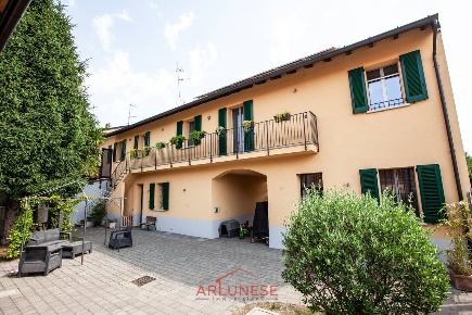 Foto Casa indipendente in Volturno 2, Cuggiono Centro di 210 m² in vendita