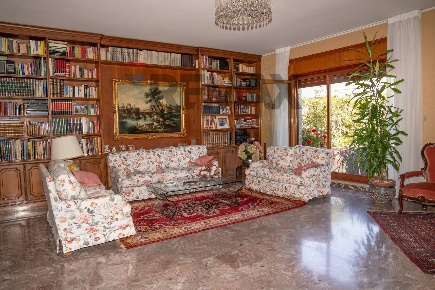 Foto Attico in via tagliamento 15, Cosenza Centro di 297 m² con 12 locali