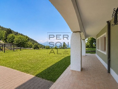 Foto Locale commerciale in Via Pasubio 12, Folgaria di 216 m² con 3 locali