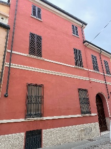 Foto Casa indipendente a Mantova Centro di 300 m² con 8 locali in vendita