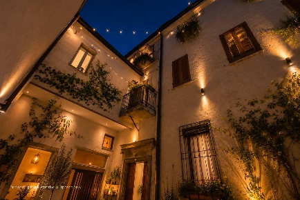 Foto Casa indipendente a Mantova Centro di 300 m² con 8 locali in vendita
