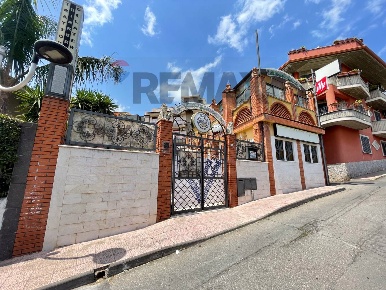 Foto Locale commerciale in Via Principe 14, Gaggi di 290 m² con 3 locali