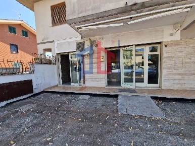 Foto Locale commerciale in via Levante, Pomezia di 57 m² con 1 locali