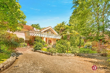 Foto Villa unifamiliare in Via Giunture 3, Cassino di 300 m² con 10 locali
