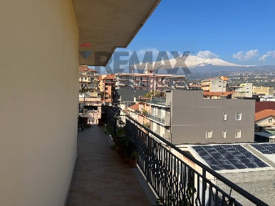 Foto Appartamento in Via Trieste 9, Giarre Centro di 120 m² con 5 locali