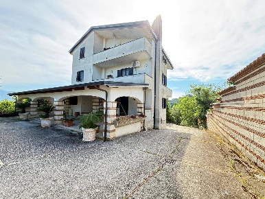 Foto Villa unifamiliare Caiazzo di 415 m² con 9 locali in vendita