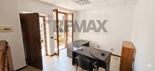 Foto Ufficio in piazza san pietro 13, Uboldo di 140 m² con 4 locali