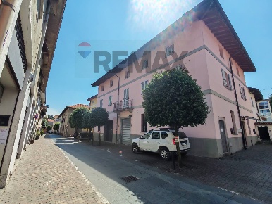 Foto Negozio in VIA MAZZINI 28, Olgiate Olona di 100 m² con 2 locali