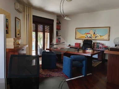 Foto Ufficio in via Giovanni Gronchi, Cosenza di 139 m² con 4 locali