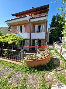 Foto Villa unifamiliare in Via del Pino 34, Livorno di 200 m² con 9 locali