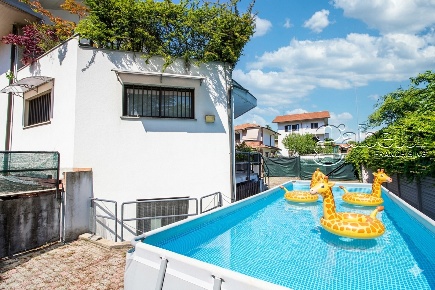 Foto Villa unifamiliare a Parabiago di 500 m² con 11 locali in vendita