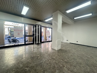 Foto Locale commerciale in VIA SANT'ISAIA 72, Bologna di 54 m² con 2 locali