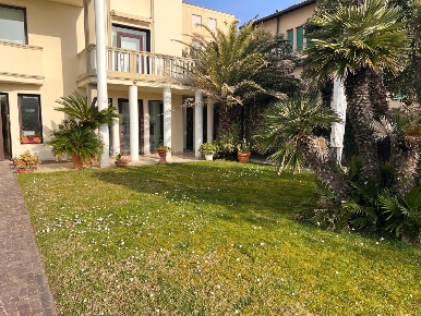 Foto Appartamento a Viareggio Lungomare di 70 m² con 4 locali in vendita